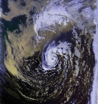 564px-Unnamed_Hurricane_01_nov_1991_1906Z